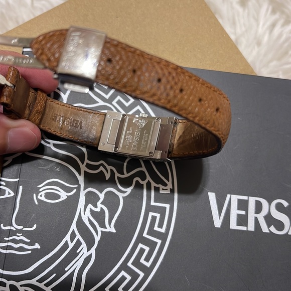 Versace women’s water resistant watch 17mm - Picture 7 of 16